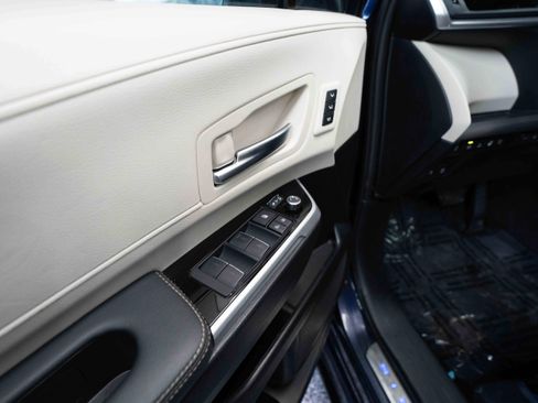 Used 2025 Toyota Sienna Platinum image 7