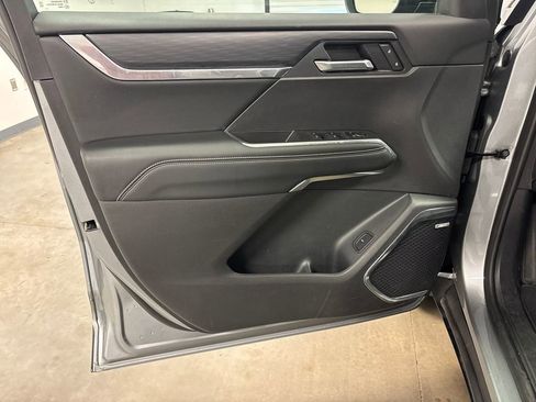 Used 2025 GMC Acadia Elevation image 23