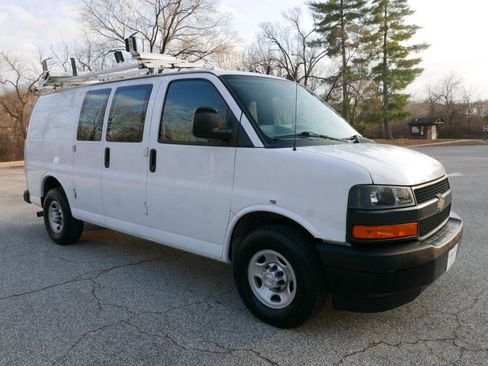 Used 2018 Chevrolet Express 2500 w/ Driver Convenience Package RWD image 4