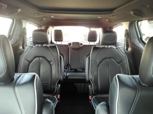 Used 2025 Chrysler Pacifica Limited FWD image 41
