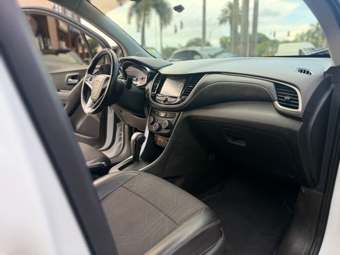 Used 2017 Chevrolet Trax LT w/ LT Convenience Package FWD image 12