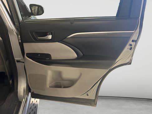Used 2018 Toyota Highlander Limited FWD image 19