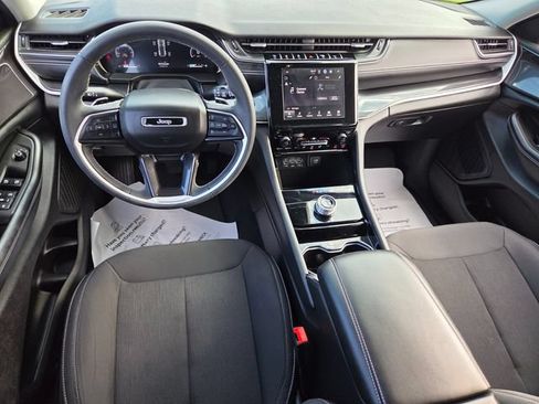 Used 2023 Jeep Grand Cherokee Laredo AWD/4WD image 9