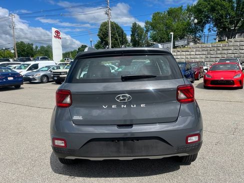 Used 2024 Hyundai Venue SEL FWD image 4