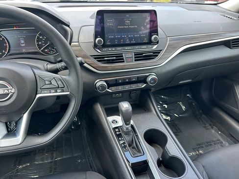 Used 2025 Nissan Altima 2.5 SV FWD image 16