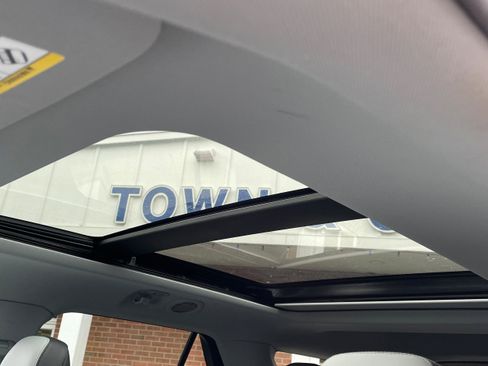 Used 2021 Ford Explorer XLT w/ Equipment Group 202A image 9