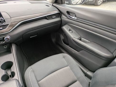 Used 2025 Nissan Altima 2.5 SV FWD image 17