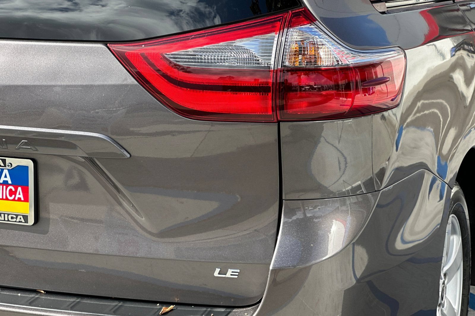 Used 2020 Toyota Sienna LE w/ Carpet Mat Package FWD image 27