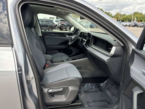 Used 2026 Volkswagen Tiguan SE w/ Panoramic Sunroof Package AWD/4WD image 16