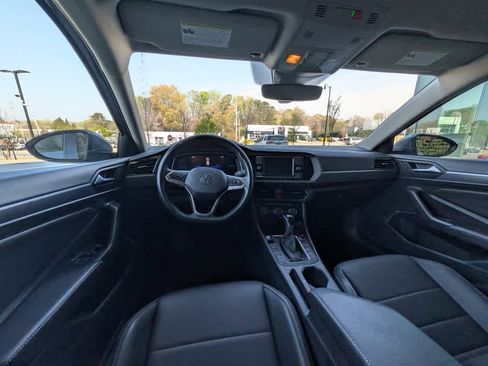 Used 2023 Volkswagen Jetta SE image 11