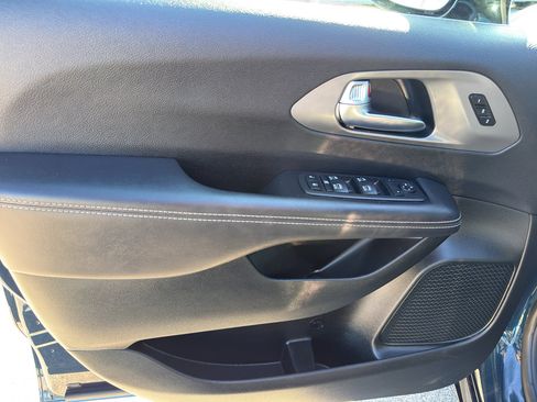 Used 2025 Chrysler Pacifica Select image 13