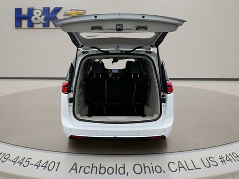 Used 2024 Chrysler Pacifica Touring-L FWD image 16
