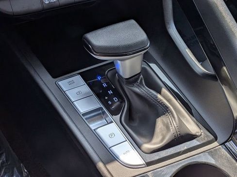 Used 2025 Hyundai Elantra Blue image 26