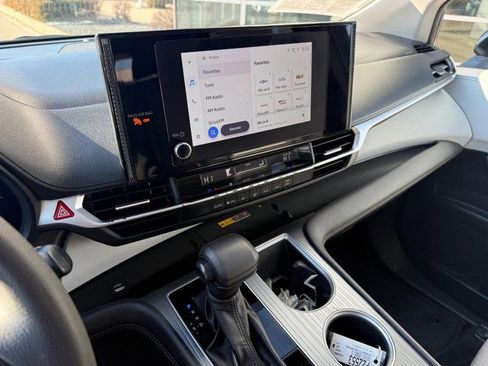 Used 2025 Toyota Sienna LE w/ LE Plus Package image 26