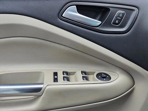 Used 2017 Ford Escape SE w/ Equipment Group 201A FWD image 8