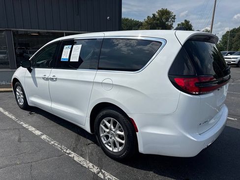 Used 2024 Chrysler Pacifica Touring-L FWD image 6
