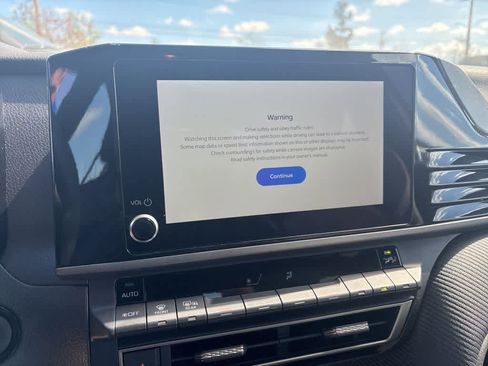 Used 2025 Toyota Camry SE image 12