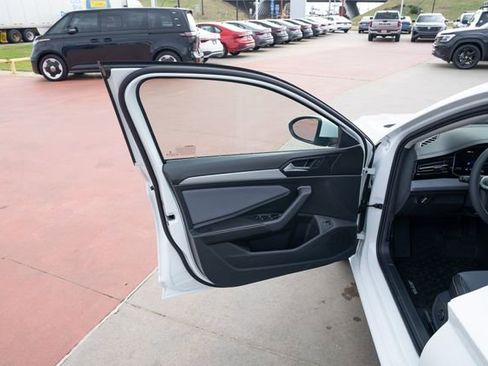 New 2026 Volkswagen Jetta SE image 11