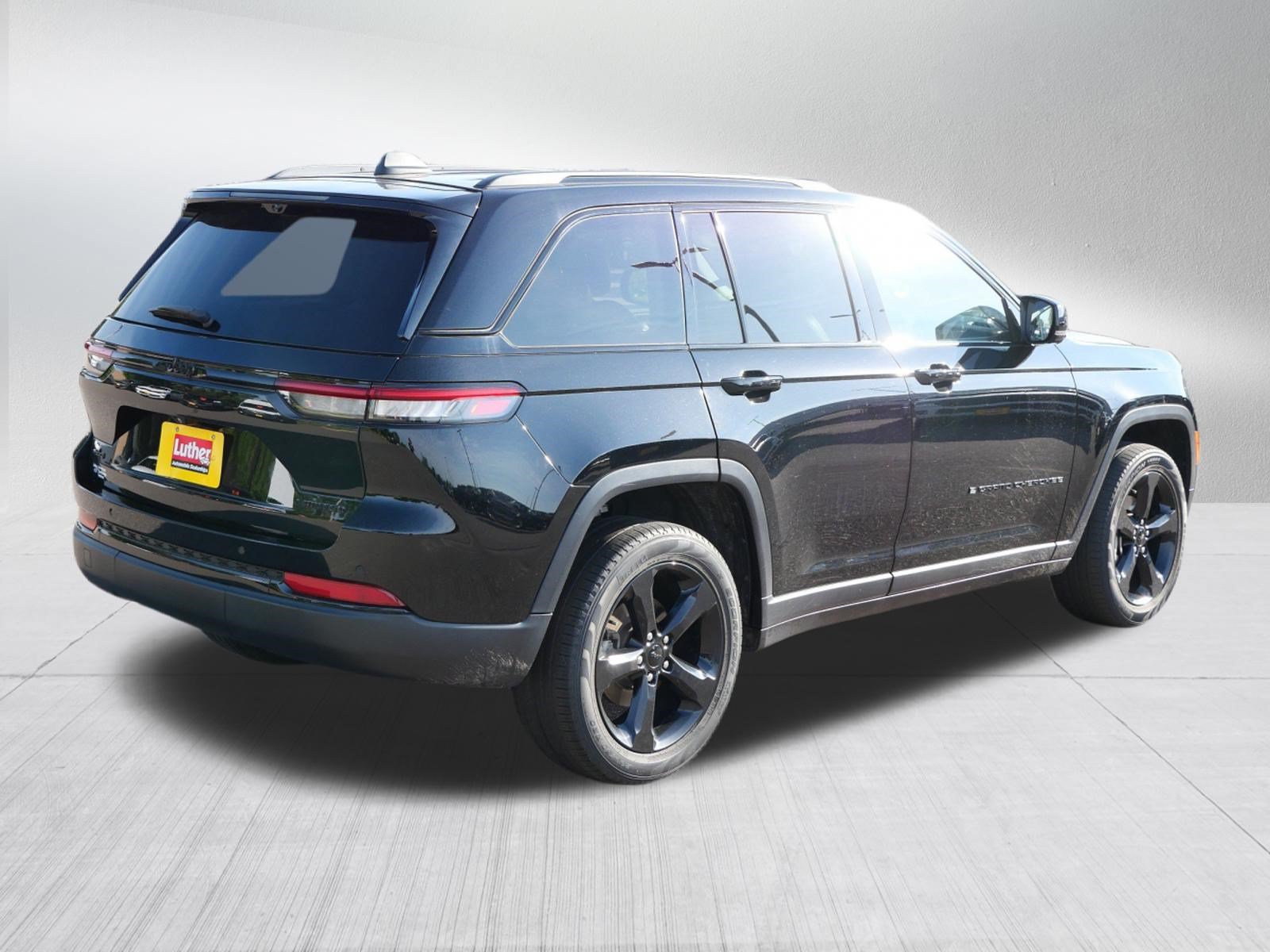 Used 2023 Jeep Grand Cherokee Limited w/ Luxury Tech Group II AWD/4WD image 7