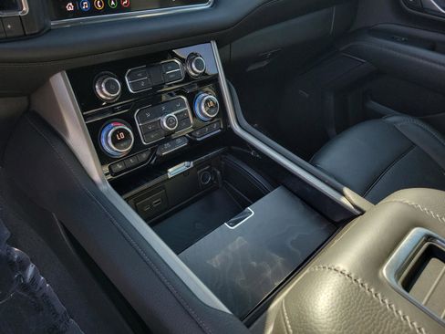 Used 2021 GMC Yukon Denali w/ Denali Premium Package image 33