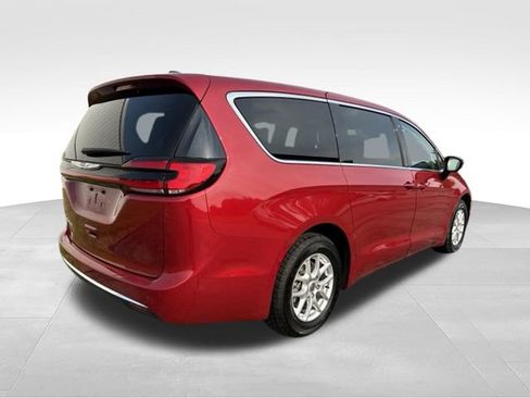 Used 2024 Chrysler Pacifica Touring-L FWD image 17