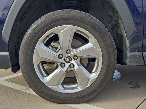 Used 2021 Toyota RAV4 XLE Premium image 13