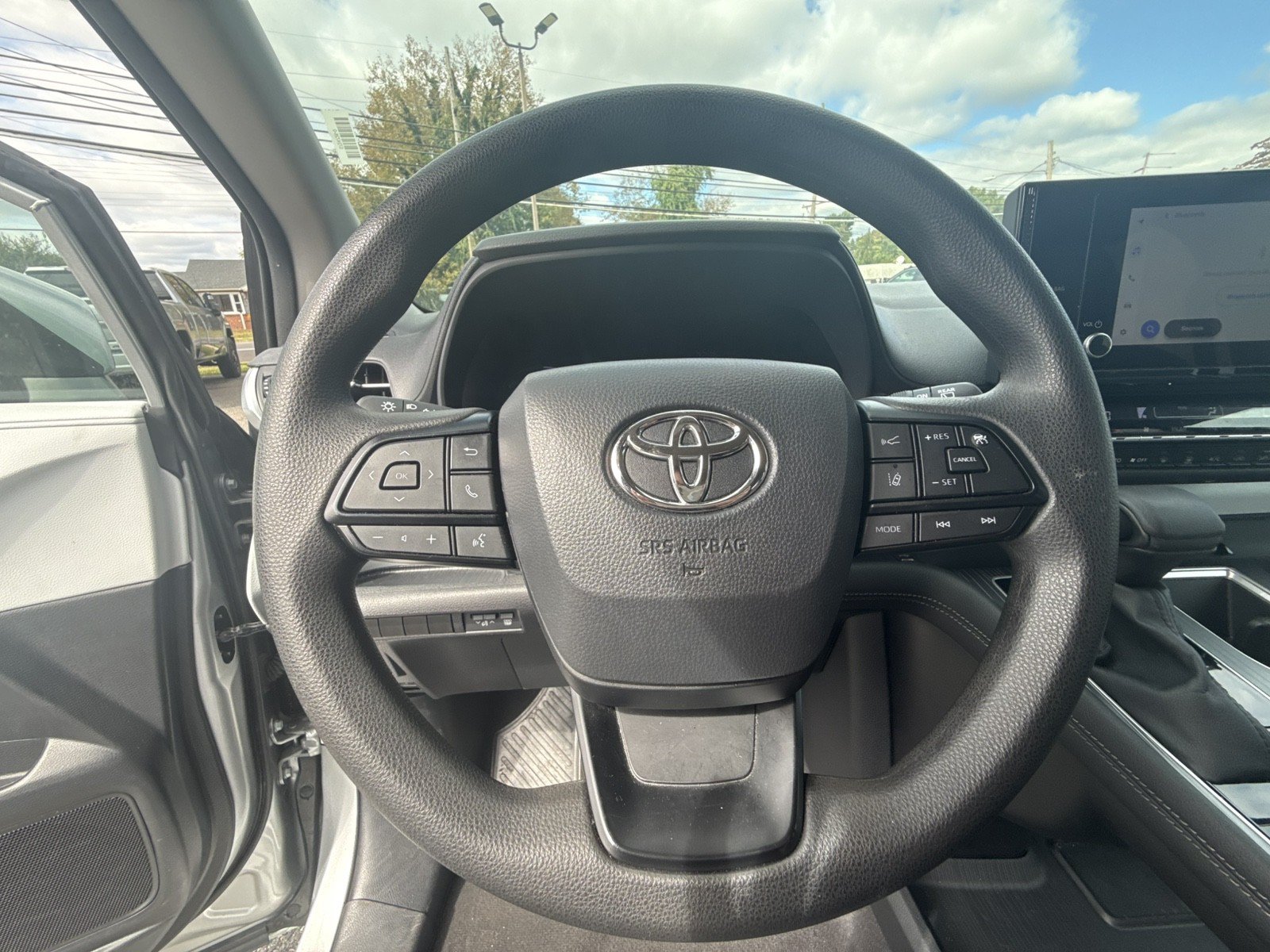 Used 2025 Toyota Sienna LE FWD image 17