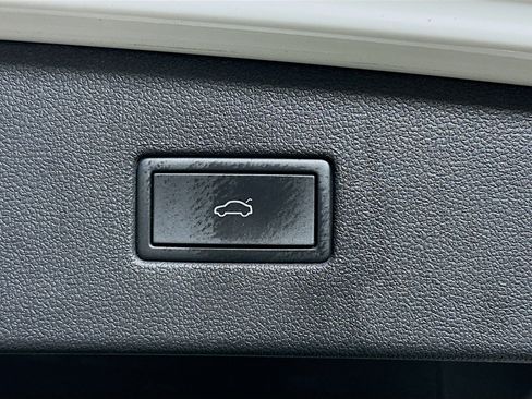 Used 2024 Volkswagen Tiguan SE image 29