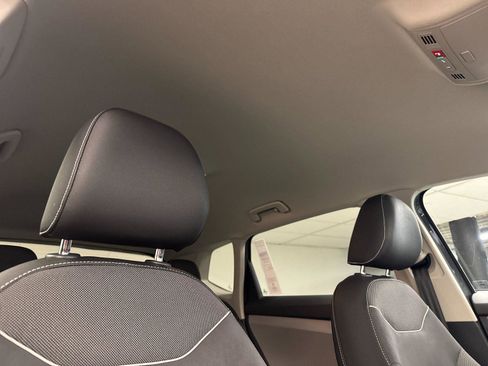 Used 2023 Volkswagen Taos SE w/ Black Wheel Package image 15