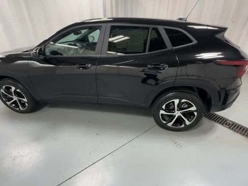 Used 2024 Chevrolet Trax RS w/ Sunroof Package FWD image 5