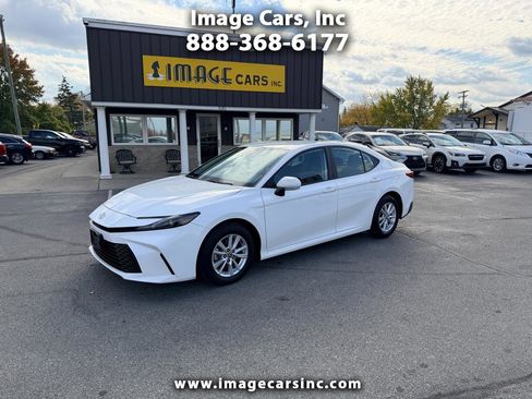 Used 2025 Toyota Camry LE FWD image 1