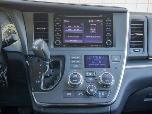 Used 2018 Toyota Sienna SE image 31