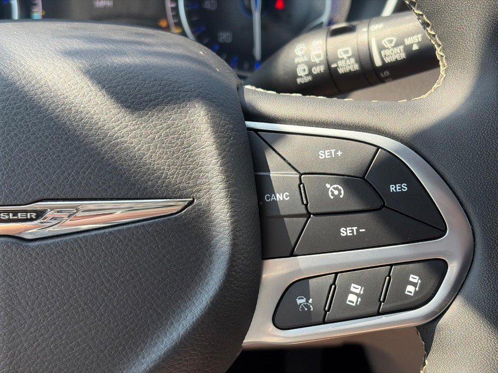 Used 2024 Chrysler Pacifica Touring-L FWD image 28