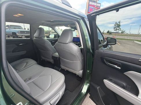 Used 2023 Toyota Highlander XLE AWD/4WD image 25