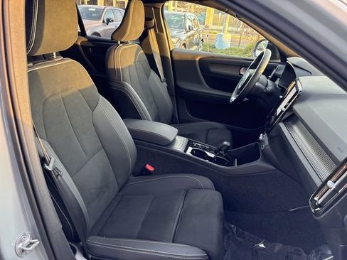Used 2025 Volvo XC40 B5 Plus image 16