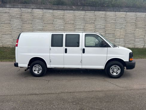 Used 2015 Chevrolet Express 3500 image 2