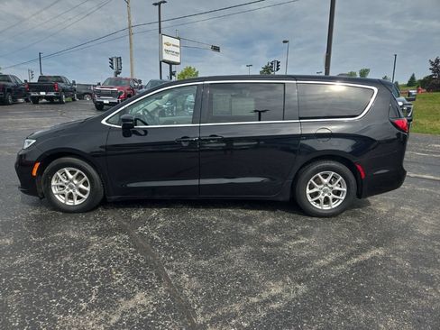 Used 2024 Chrysler Pacifica Touring-L FWD image 7