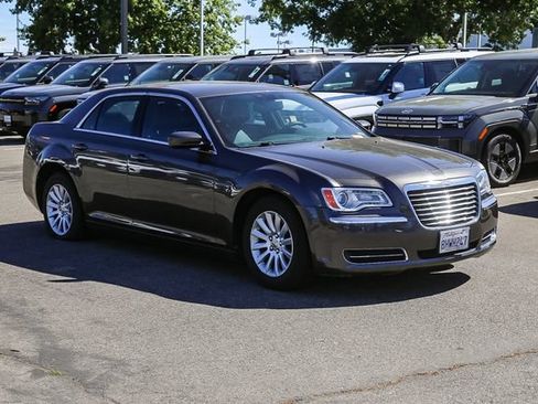 Used 2014 Chrysler 300 RWD image 6