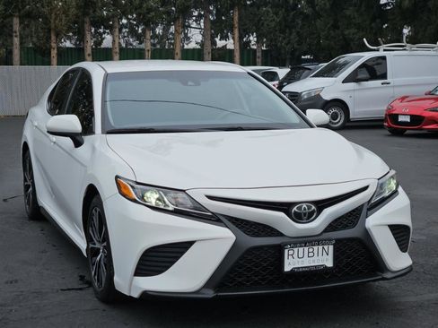 Used 2020 Toyota Camry SE w/ Blackout Package image 16