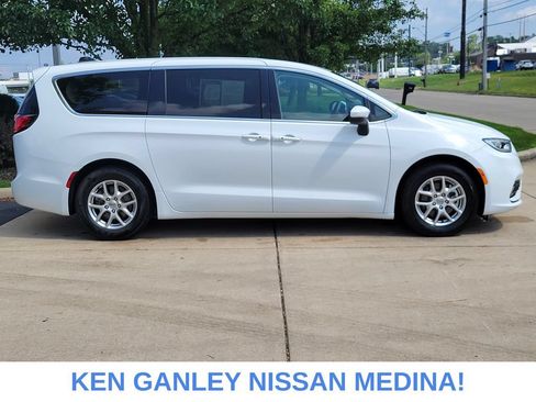 Used 2023 Chrysler Pacifica Touring-L FWD image 2