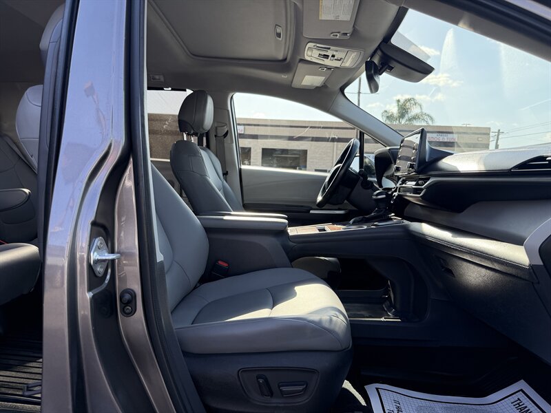 Used 2022 Toyota Sienna XLE w/ XLE Plus Package FWD image 9