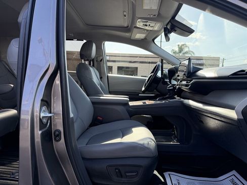 Used 2022 Toyota Sienna XLE w/ XLE Plus Package FWD image 9