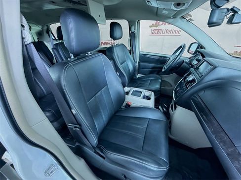 Used 2014 Chrysler Town & Country Touring-L w/ Driver Convenience Group image 33