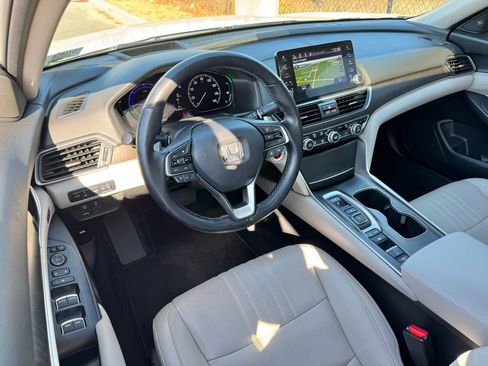 Used 2022 Honda Accord Touring image 2