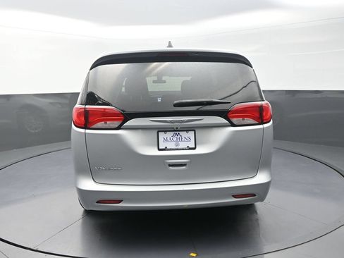 Used 2022 Chrysler Voyager LX FWD image 9
