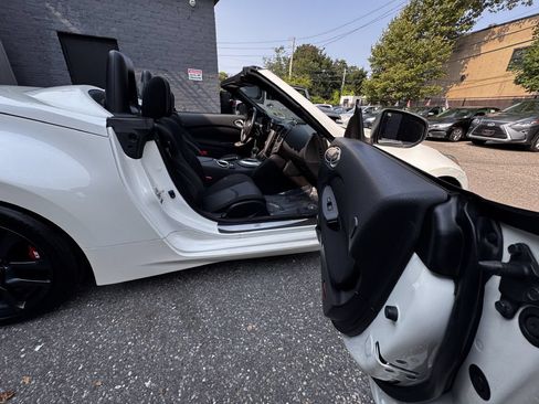 Used 2015 Nissan 370Z Roadster RWD image 14