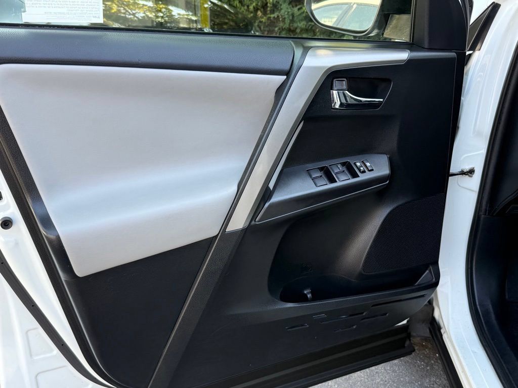Used 2018 Toyota RAV4 XLE w/ All Weather Liner Package FWD image 18