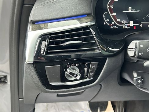 Used 2022 BMW M550i xDrive M550i xDrive w/ Executive Package image 17