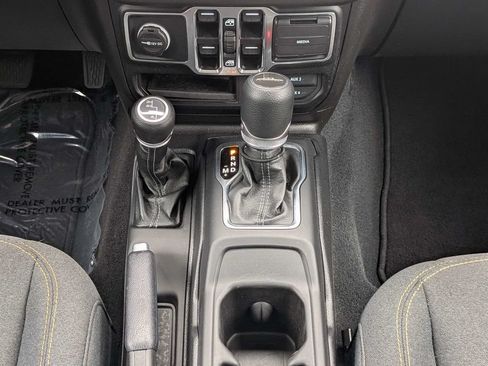 Used 2025 Jeep Gladiator Sport AWD/4WD image 18