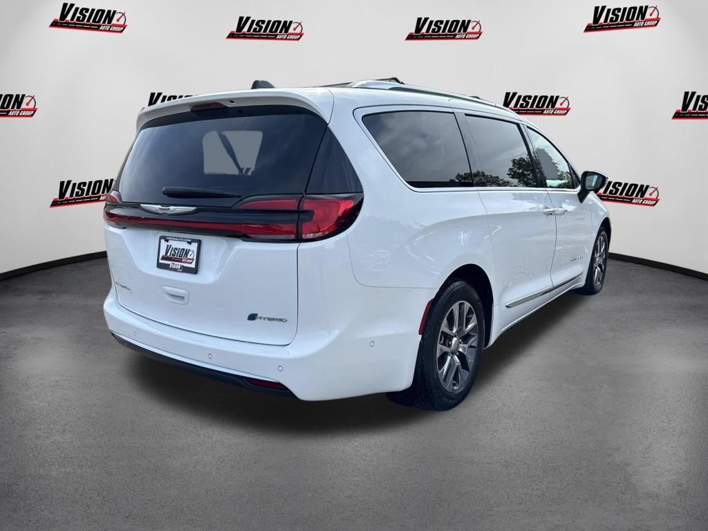 Used 2023 Chrysler Pacifica Pinnacle FWD image 5
